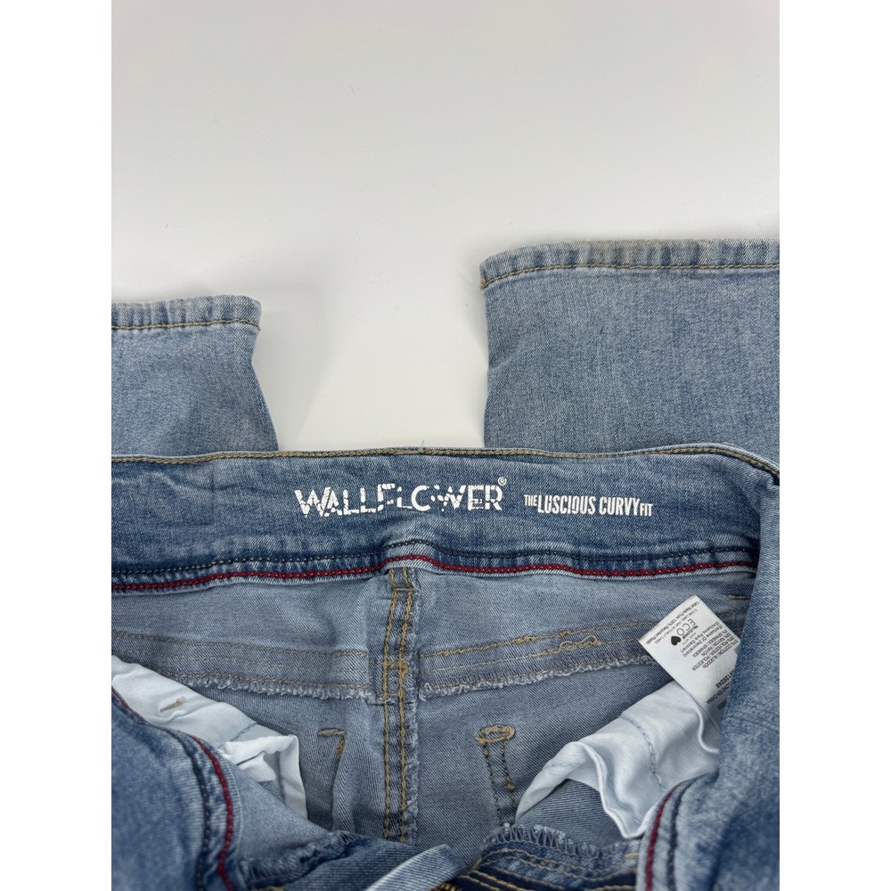 WallFlower Luscious Curvy Fit Bootcut Jeans Light Wash Blue Size 5 Long - Picture 6 of 7